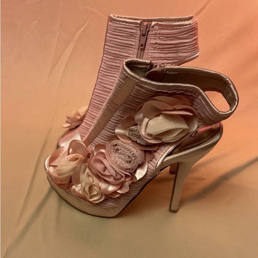 Elegant Pink Women's Shoes with Floral Design
